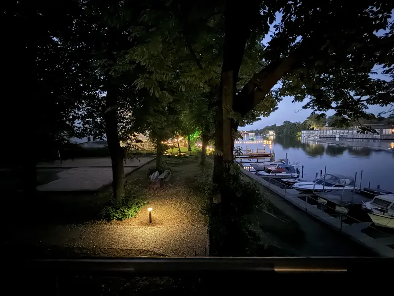 Wohnen in erster Reihe an der Spree – mit Balkon, Wasserpanorama & Möblierung — photo 1